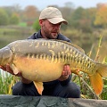 here is lee jordan with a 29lb 1oz mirror , his new pb, well done mate good angling.