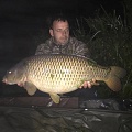 HERE IS JASE JENKINSON WITH A CORKING 25LB COMMON,HIS NEW (PB) CAUGHT FROM PEG (4)
