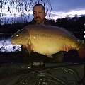 HERE IS CRAIG DAYE WITH A CORKING 30LB MIRROR,CAUGHT FROM PEG (2)