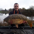 HERE IS ANT VENABLES WITH A CORKING 21LB 14OZ MILLBROOK SCALEY MIRROR CAUGHT FROM PEG (12)